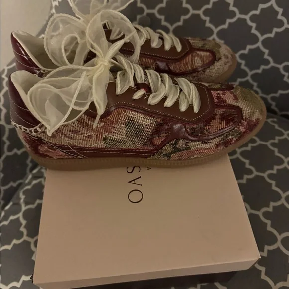 Stylish Tapestry Sneakers with Ribbon Laces - Picture 4 of 5